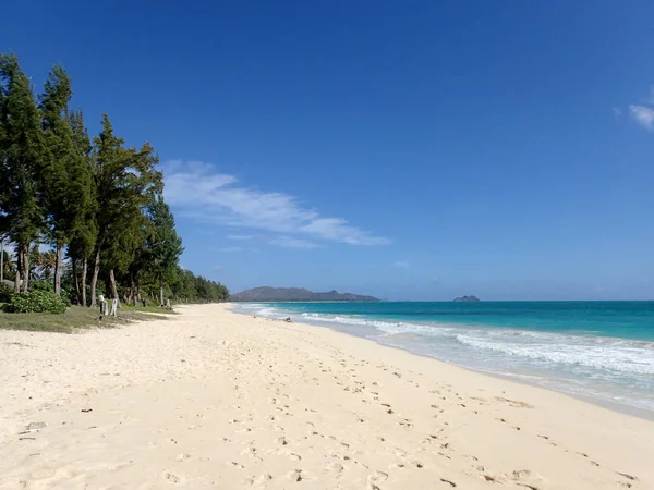 Playa de Waimanalo mirando hacia las islas mokulua — Foto de Stock