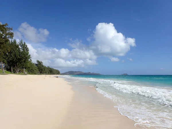 Plaża Waimanalo patrząc w kierunku Wysp mokulua — Zdjęcie stockowe