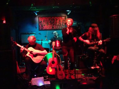 Mükemmel dalga gitarist, şarkıcı ve basçı çalış ritim Di