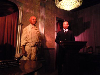 Gandhi ve Martin Luther King Jr. ' ın ekranda balmumu heykeli