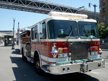 SFFD kırmızı firetruck cadde üzerinde güneş yansıtan ile Park
