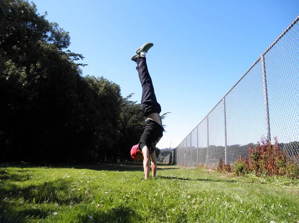 Ember csinál Handstand-on Arany kapu Park mentén kerítés — Stock Fotó