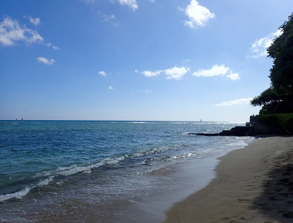 Makalei Spiaggia con onde lappate, napakaa, parete di roccia lavica e Co — Foto Stock