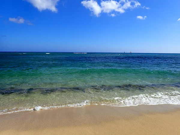 Makalei Beach con onde che lambiscono in una splendida giornata — Foto Stock