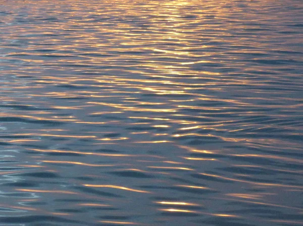 Océano Azul El agua ondea y refleja la puesta de sol — Foto de Stock