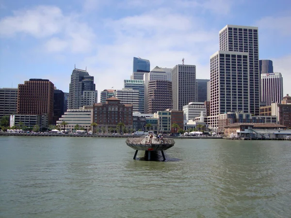 San Francisco Pier 14 och stadsbilden — Stockfoto