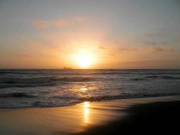 Coucher de soleil sur l'océan Pacifique avec grand cargo dans le backgroun — Photo