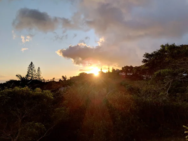 Puesta de sol detrás de la montaña Tántalo más allá de la silueta tropical de — Foto de Stock