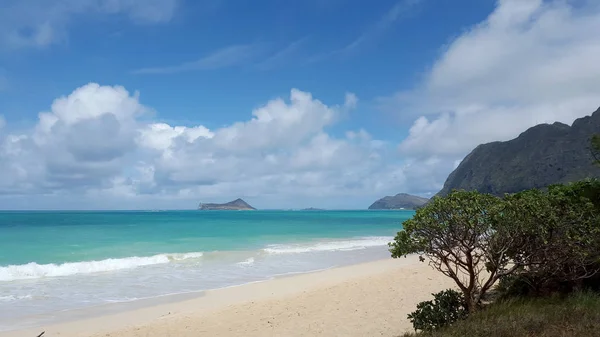 Lazo de ola suave en la playa de Waimanalo mirando hacia la isla de Rabbit —  Fotos de Stock