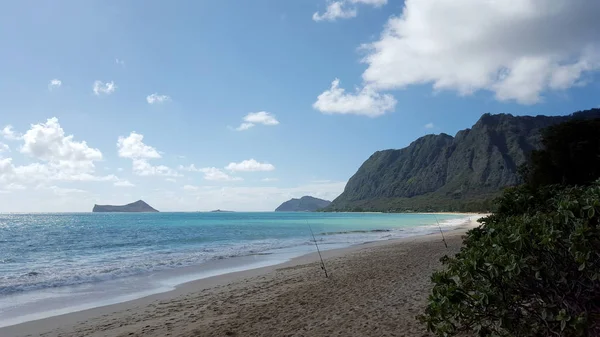 Due pali da pesca nella sabbia come giro d'onda delicato su Waimanalo Be — Foto Stock