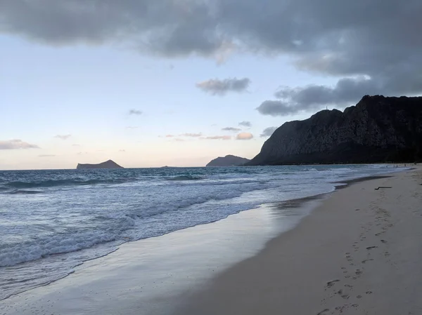 Delicato giro d'onda sulla spiaggia di Waimanalo guardando verso l'isola di Rabbit — Foto Stock