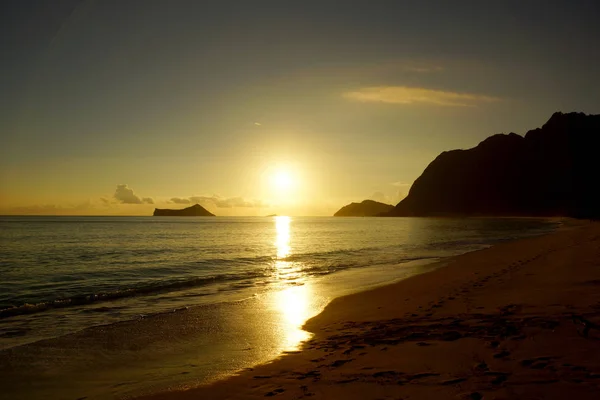 Nascer do sol na praia de Waimanalo — Fotografia de Stock