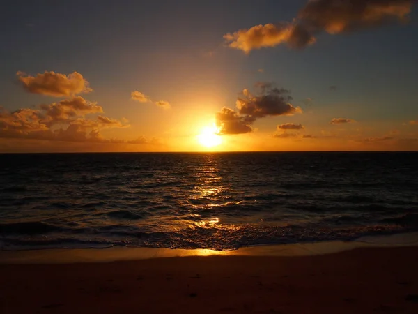 Východ slunce nad Tichým oceánem na pláži Waimanalo — Stock fotografie