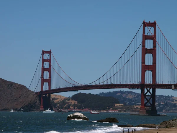 Baker Beach, Boats in the water, and Golden Gate Bridge in the d — Stock Photo, Image