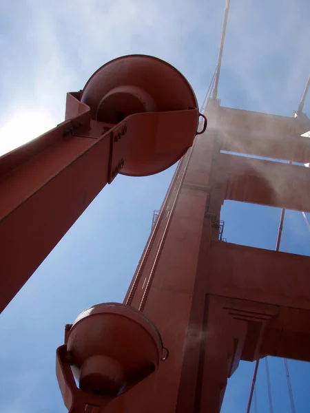 Perspectiva ascendente de las luces Art Deco, la torre y el cableado de apoyo — Foto de Stock