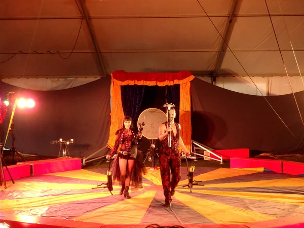 Samostříl předkloní na cirkusu na 50tém státním veletrhu — Stock fotografie
