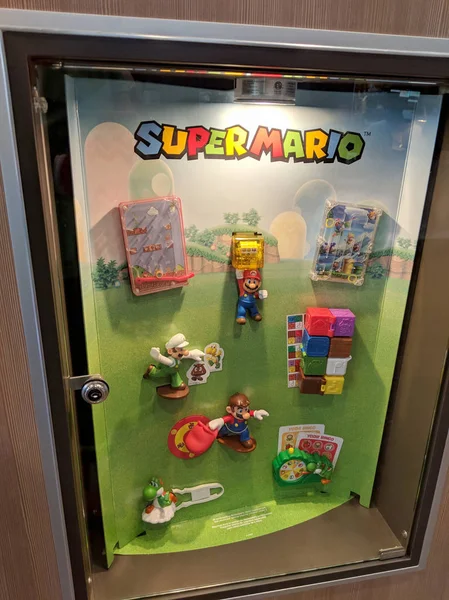 Super Mario Happy Meal brinquedos em exposição — Fotografia de Stock