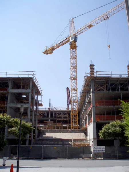 Lidé pracují na stavbě vysokých staveb vysoko v San Francc. — Stock fotografie