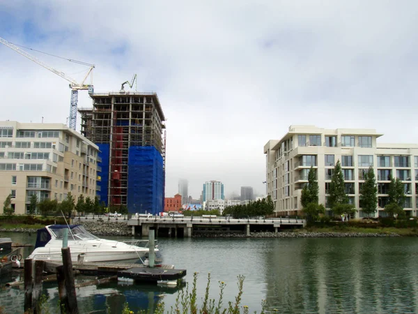 Mission Creek canal con casas flotantes, Condominio en construcción — Foto de Stock