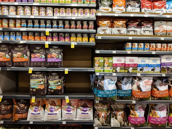 Comida para perros en venta en Whole Foods Store —  Fotos de Stock