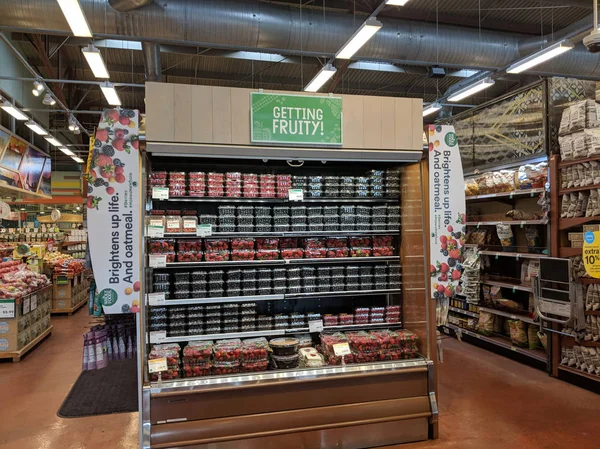 Frukt och andra saker till salu inom Whole Foods Market — Stockfoto