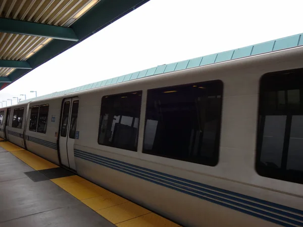 BART Train parked in station at West Oakland BART Station — Stock Photo, Image