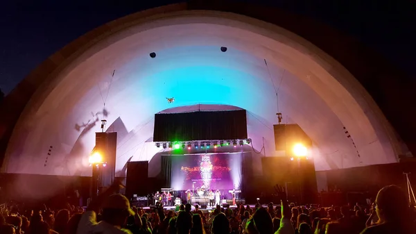 Músicos cantan y bailan en el escenario en Mayjah Rayjah Concierto en th —  Fotos de Stock