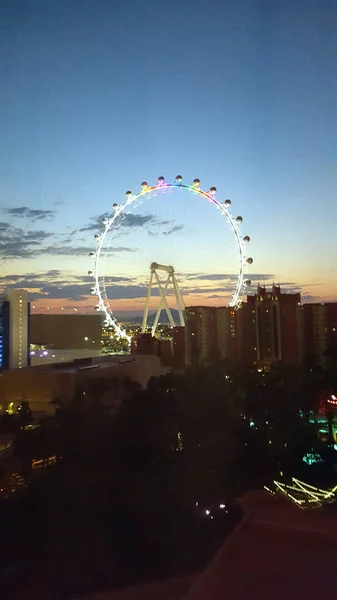 В центре Лас-Вегаса загорелось колесо обозрения — стоковое фото