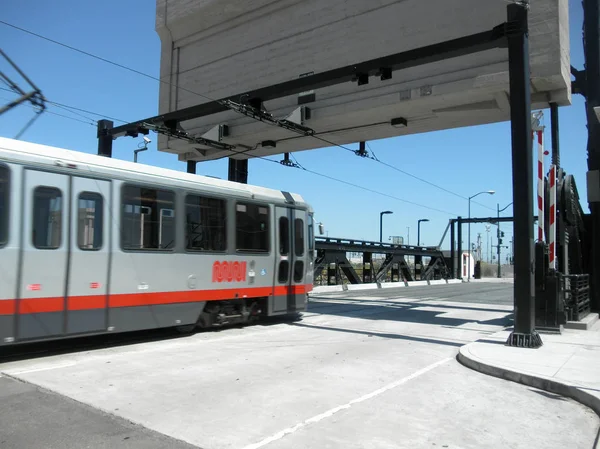 T Muni Light-rail train crosses 4th street bridge — Stock Photo, Image