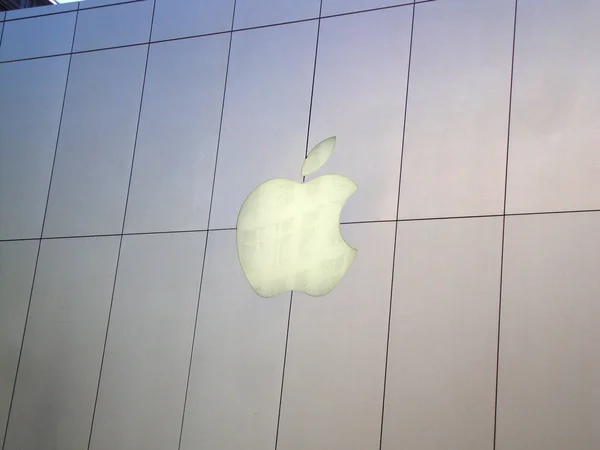 Apple Store White apple sign — Stock Photo, Image