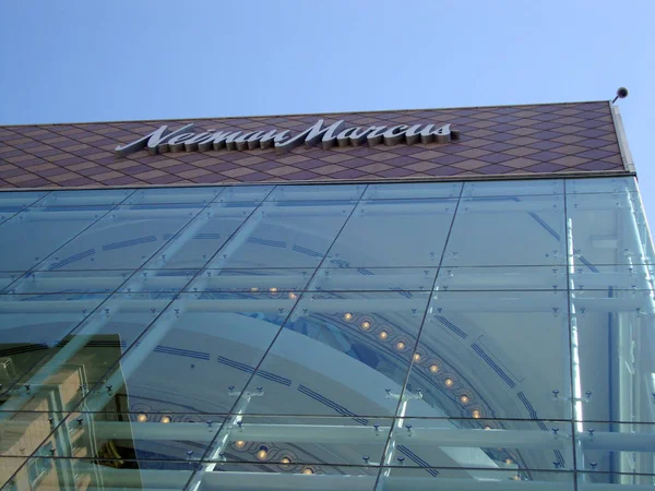 Neiman Marcus Signer på toppen av bygningen – stockfoto
