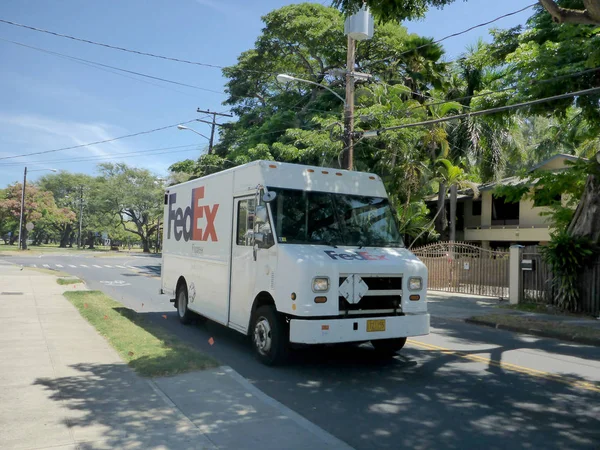 联邦快递送货卡车停在威基基的街道上 — 图库照片