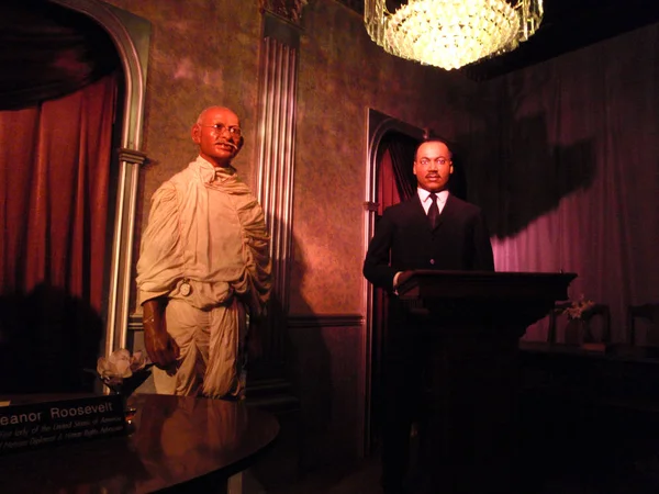 Wax statue of Gandhi and Martin Luther King Jr. on display — Stock Photo, Image