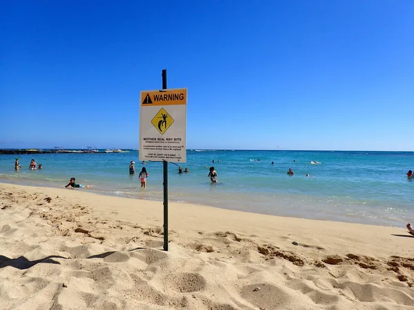 Waikiki playa con advertencia foca monje puede morder signo — Foto de Stock