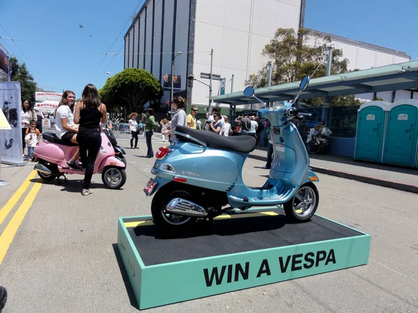 赢得一个维斯帕摩托车展示作为街头博览会 — 图库照片