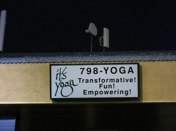 ¡Es Yoga - Transformando! ¡Divertido! ¡Empoderamiento! Ashtanga Muestra de ahorcamiento — Foto de Stock