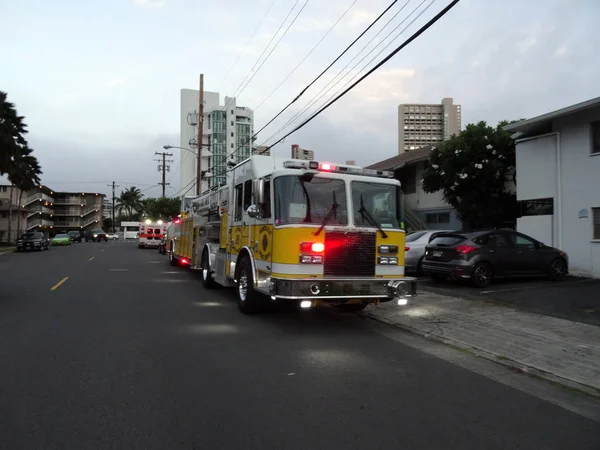 Honolulu Departamento de Bomberos HFD Camión y luces de ambulancia flash como — Foto de Stock