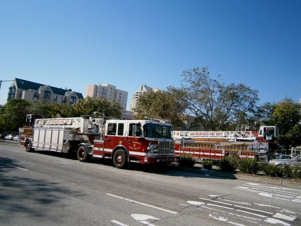 Dos camiones de bomberos rojos SFFD estacionados en la calle — Foto de Stock