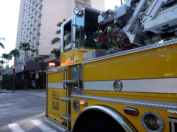 Sokak kavşağında sarı Honolulu yangın departmanı kamyon