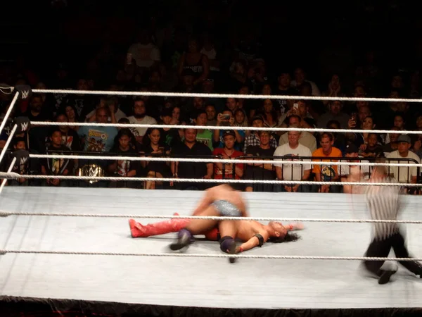 WWE Wrestler Jinder Mahal obejmuje Shinsuke Nakamura dla w — Zdjęcie stockowe