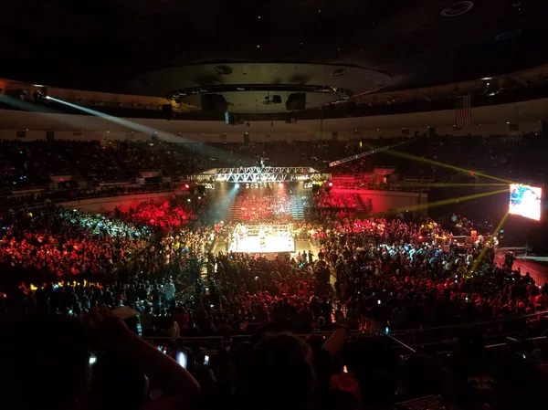 WWE Wrestlers em luta no ringue com multidão assistindo no evento WWE — Fotografia de Stock