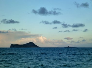 M ile Oahu kıyılarında Manana Adası ve Kaohikaipu Adası
