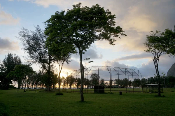 Lever de soleil sur le terrain de gazon utilisé pour le baseball et le football à Waima — Photo