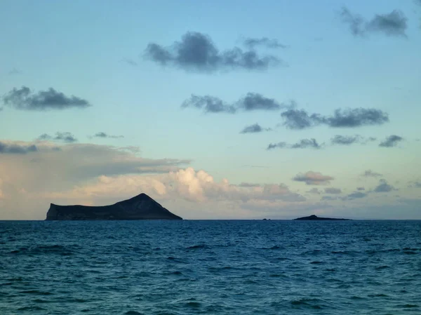 M ile Oahu kıyılarında Manana Adası ve Kaohikaipu Adası