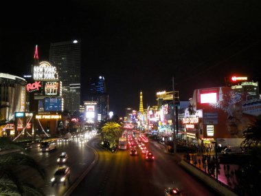 Las Vegas Temmuz 29, 2011: Las Vegas Strip Gece f araba dolu