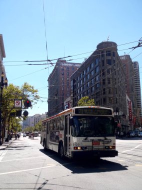 Muni Trolley Otobüs 71 - Haight tarafında reklam ile caddeyi geçer 