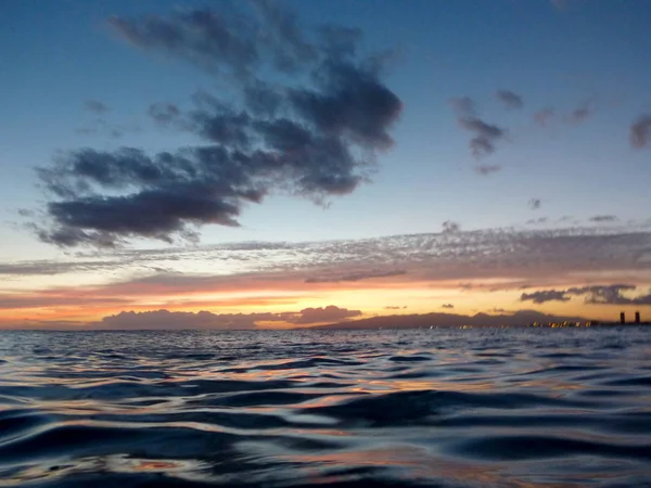 Light of Dusk illuminate the shallow ocean waters of Waikiki — Stock Photo, Image