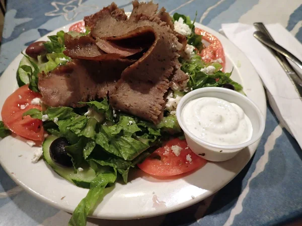 Gyro Salad with Hot slices of beef and lamp — Stock Photo, Image