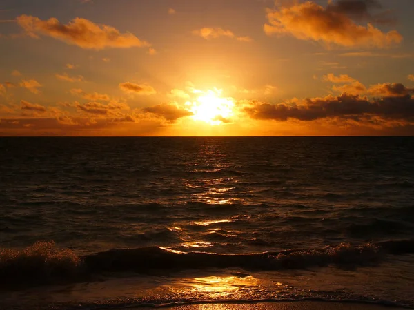 Nascer do sol na praia de Waimanalo — Fotografia de Stock