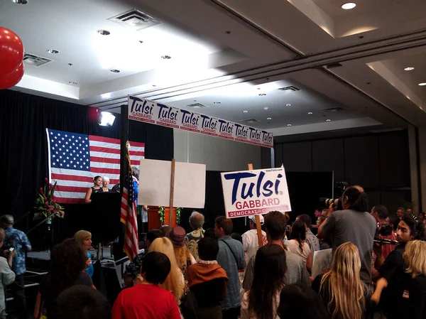 Демократ Тулси Габбард для Конгресса выступает в ночь выборов — стоковое фото